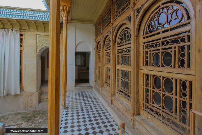 معماری پنجره ها در خانه فروغ الملک شیراز